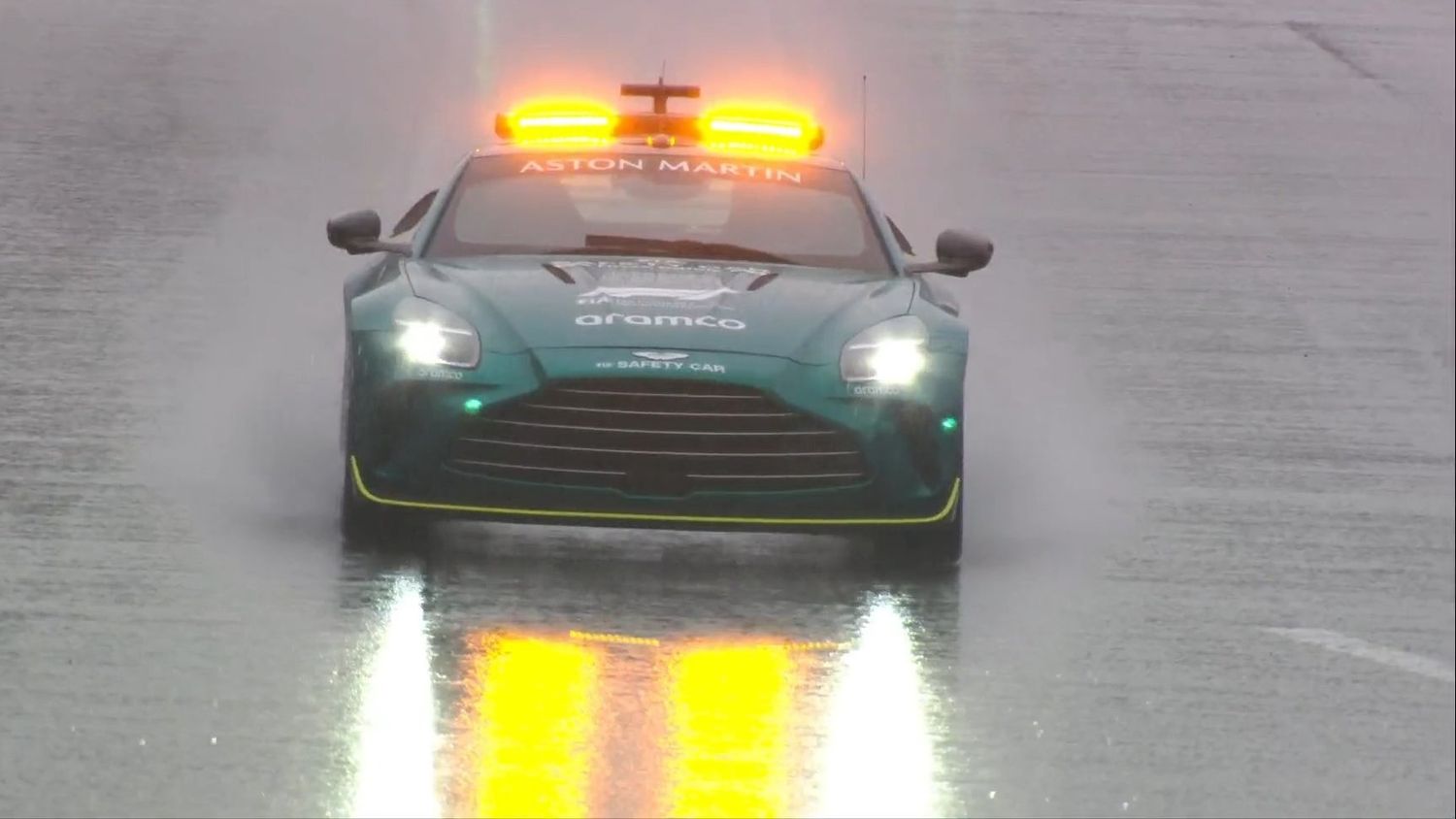 Clasificación de la F1 suspendida por lluvia. El Safety Car en su recorrido por el circuito de Interlagos