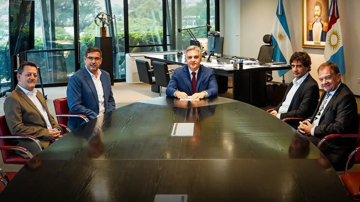 La reunión de las autoridades de Bancor y Llaryora.