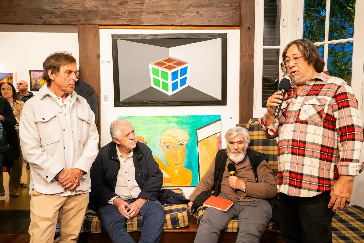 Este enfoque innovador invita al espectador a interactuar con las piezas.