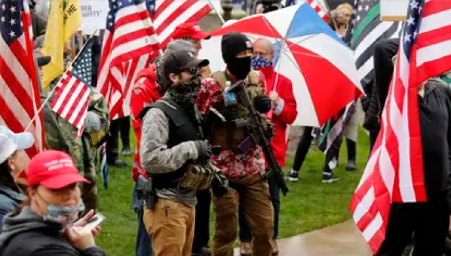 Armados irrumpieron en el capitolio de Michigan para exigir el levantamiento de las medidas de confinamiento