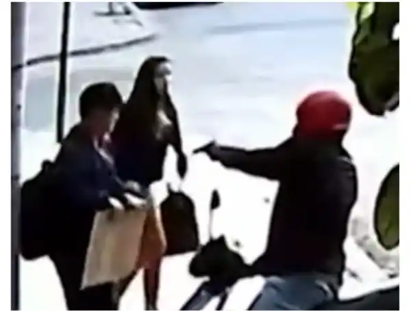 El ladrón los amenazó con un arma de fuego. Foto:Captura de pantalla