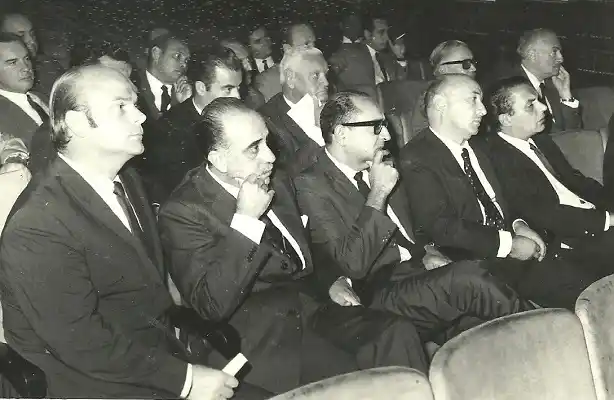 1970, en el Instituto Magnasco. Rodríguez Otero es el segundo de derecha a izquierda; en una conferencia sobre medicina 