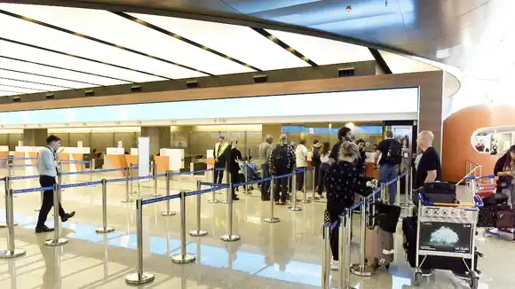 Los gastos por consumos con tarjeta y turismo en dólares superaron los ingresos que provienen del sector energético