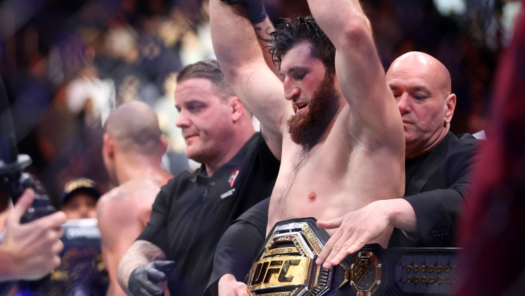 Dana White (CEO UFC) colocándole el cinturón de campeón a Magomed Ankalaev.