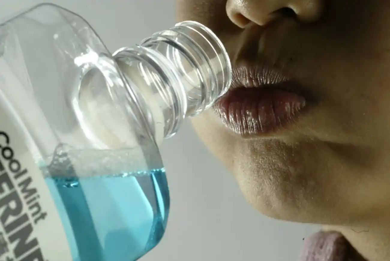 Expertos advierten que el enjuague bucal no elimina el virus del COVID-19