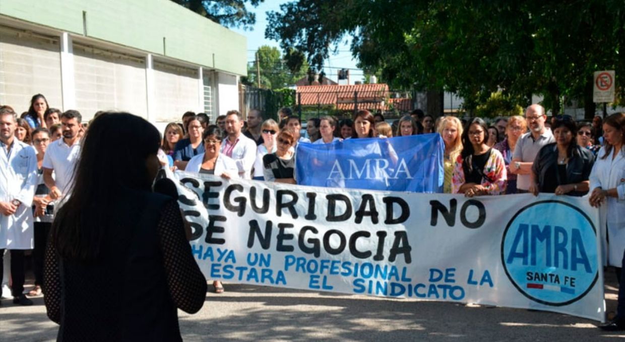 Rosario: protesta de trabajadores frente al Roque Sáenz Peña