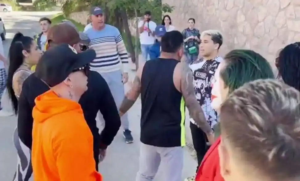 Detuvieron en Villa Carlos Paz a trece youtubers que participaban de un reality en una casa