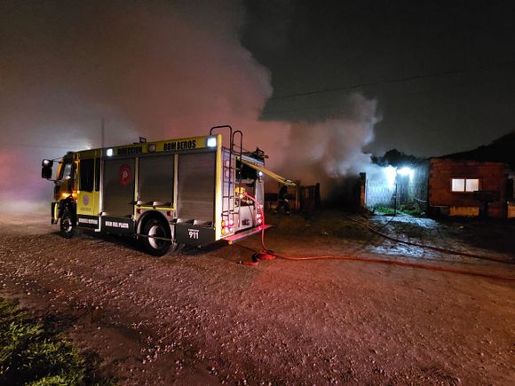 Destrucción total: las llamas consumieron una vivienda de tres habitaciones