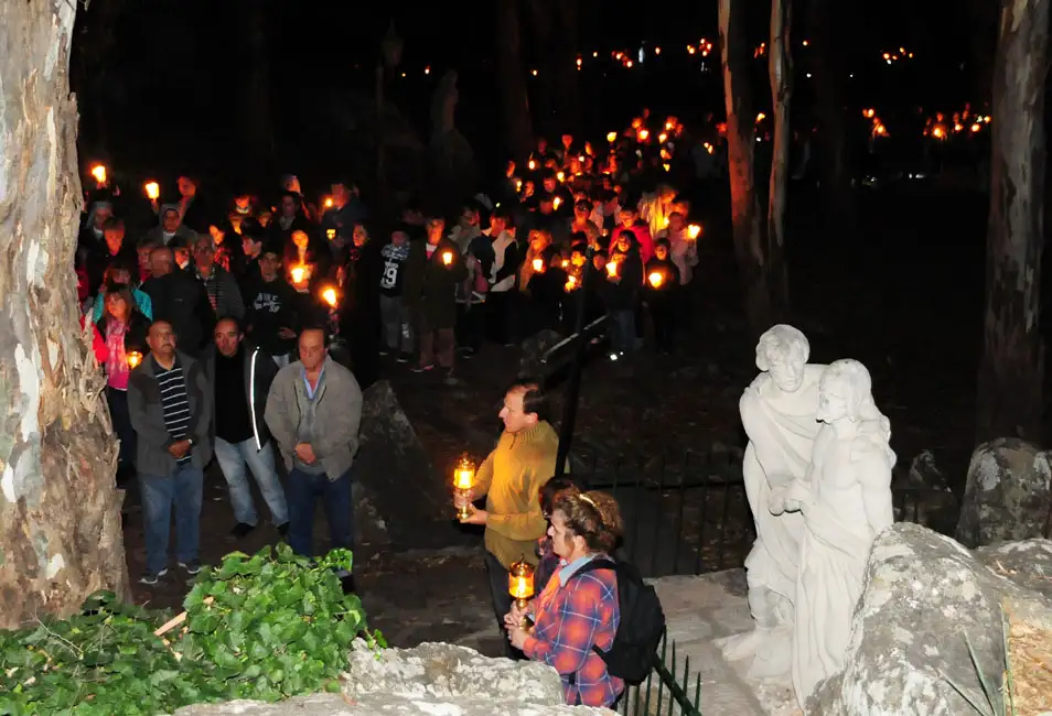 Una multitud recorrió el Calvario para celebrar la vida, muerte y resurrección