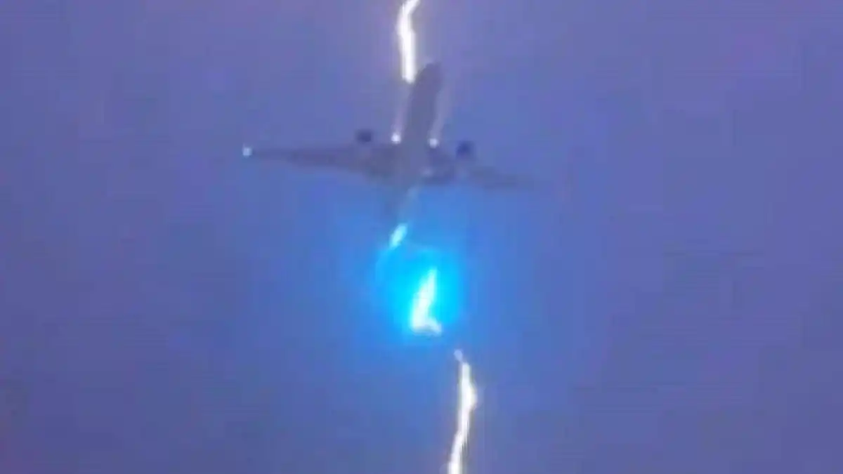 ¡IMPERTURBABLE! Apenas despegó, un avión fue impactado por un rayo, pero como si nada siguió su curso (VIDEO)