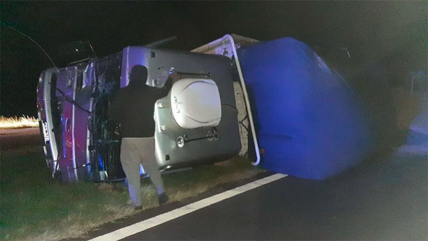 Dos camiones volcaron en la ruta 12: uno terminó sobre el cantero central y otro en la banquina