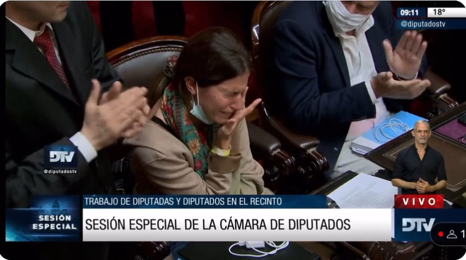 La diputada Crescimbeni rompió en llanto en plena sesión: "Perdió un hijo, tiene otro internado y vino a cumplir su función"