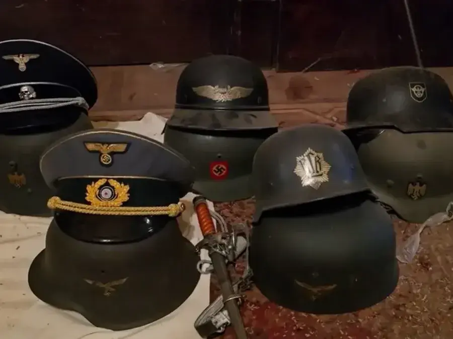 Una descompensación reveló un arsenal y objetos con simbología nazi en una casa de Flores