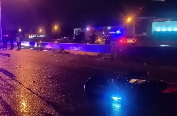 La moto en el suelo. Uno de los ocupantes murió en el acto.