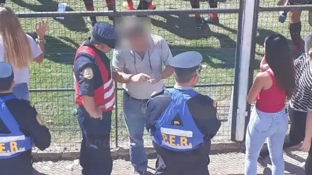 Lo demoraron por fotografiar "indiscretamente" a las novias de los jugadores de Patronato