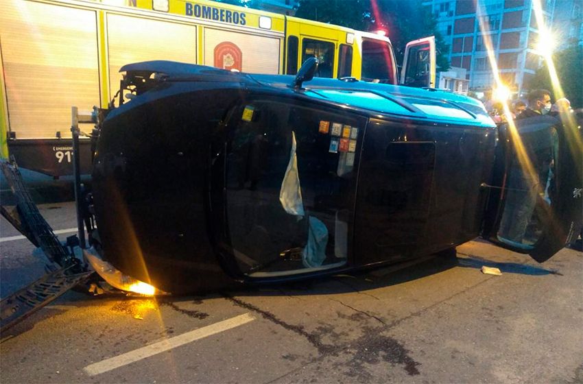 Manejaba borracho y volcó su auto frente a Plaza Mitre