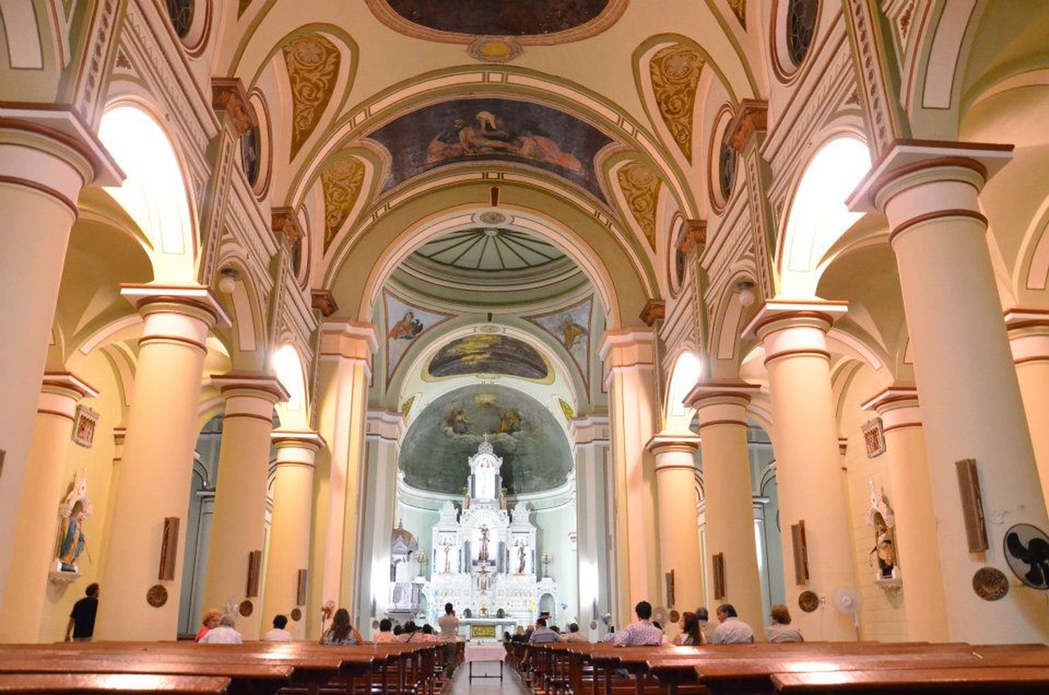 Interior de la Parroquia San Antonio- J.Montana