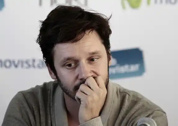 Benjamín Vicuña publicó una bandera de Chile y lo destrozaron