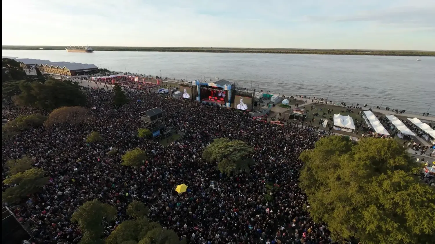 Abel Pintos cerró los festejos por el Día de la Bandera ante más de 350.000 personas en Rosario