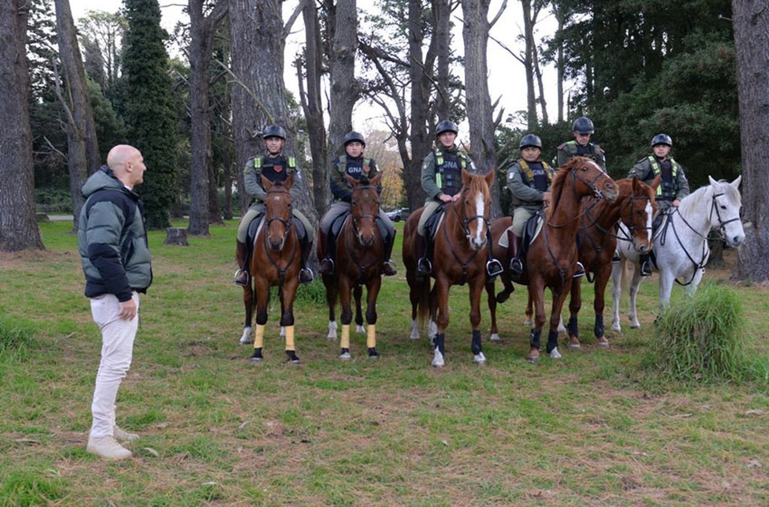 A caballo, Gendarmería montó un operativo en el Bosque Peralta Ramos