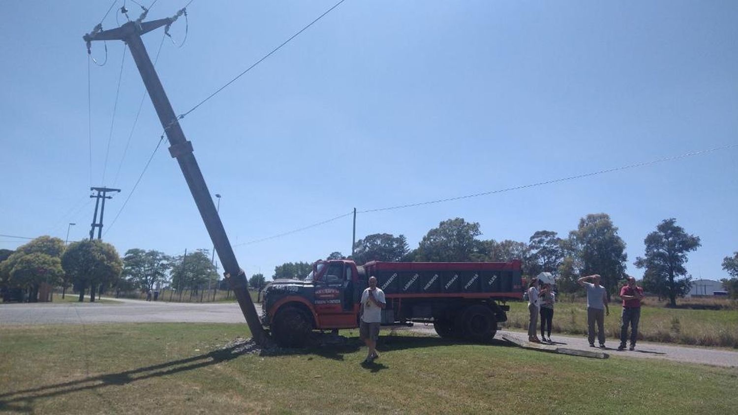 Un camión chocó contra una columna de media tensión y dejó sin luz a tres barrios de la ciudad