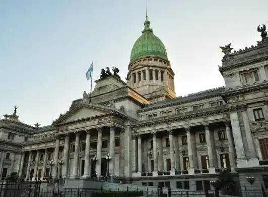 Senadores aprobaron aumentarse los sueldos y cobrarán 4 millones de pesos