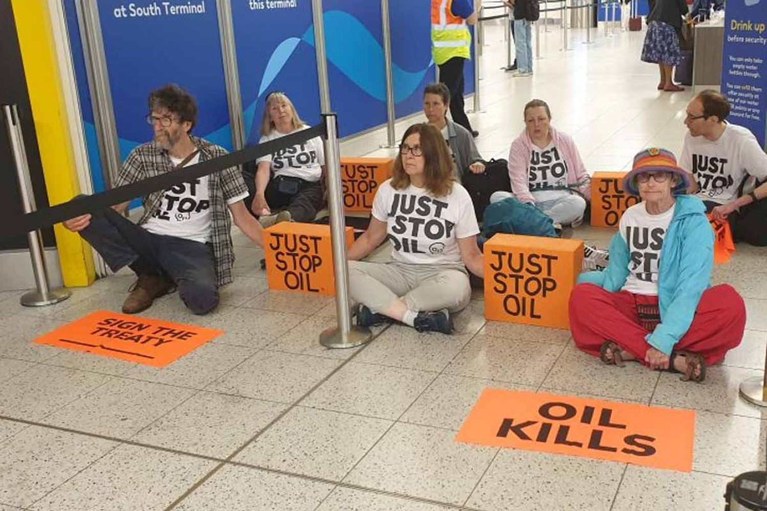 Arrestan a ocho activistas en el aeropuerto de Gatwick por protestar en una puerta de embarque