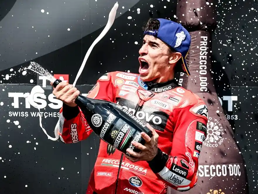 Marc festejando el triunfo en Brno.