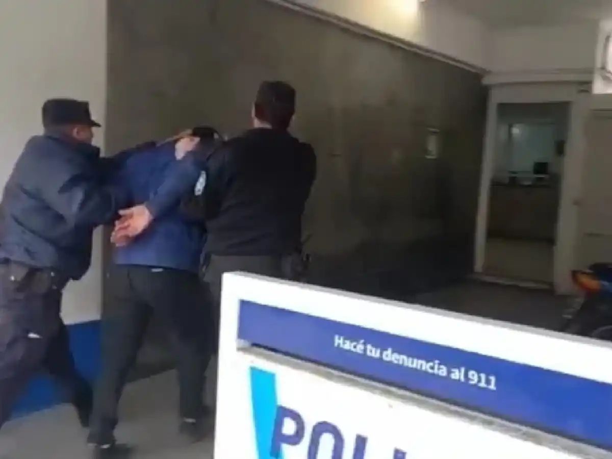 Un hombre tenía frío y golpeó al colectivero porque no cerró la puerta
