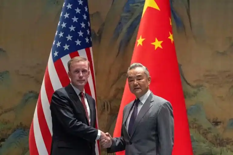 Jake Sullivan se reúne con el canciller Wang Yi.