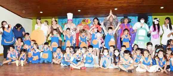 Entrega de carpetas en  el jardín Pulgarcita