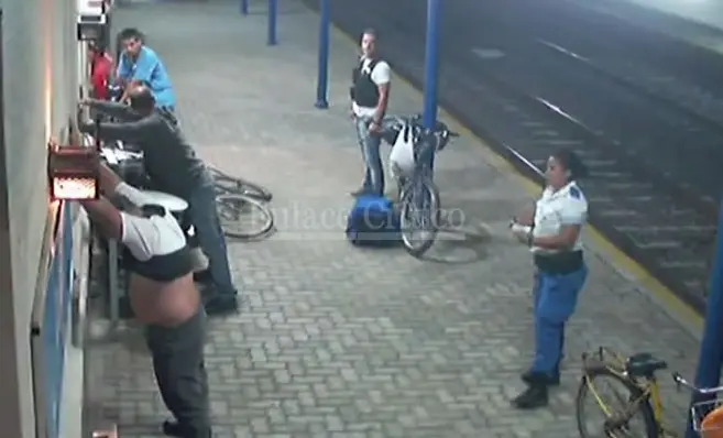 Video: Estaba armado con un cuchillo y fue detenido por la Policía en Zárate