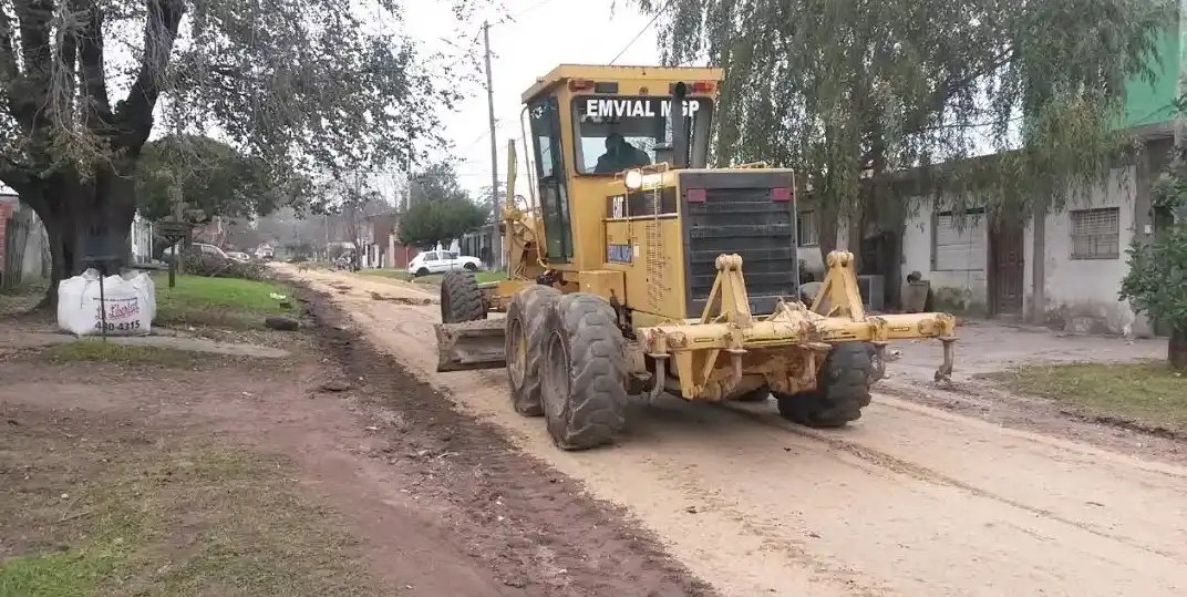 Con un intenso operativo, arreglaron calles de la zona sur