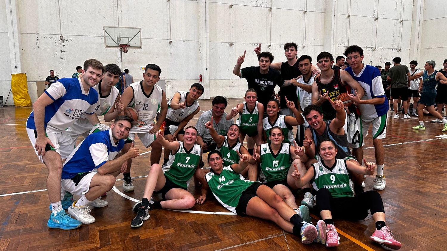 Estos son los equipos femenino y masculino de básquet que lograron una gran actuación en Córdoba.