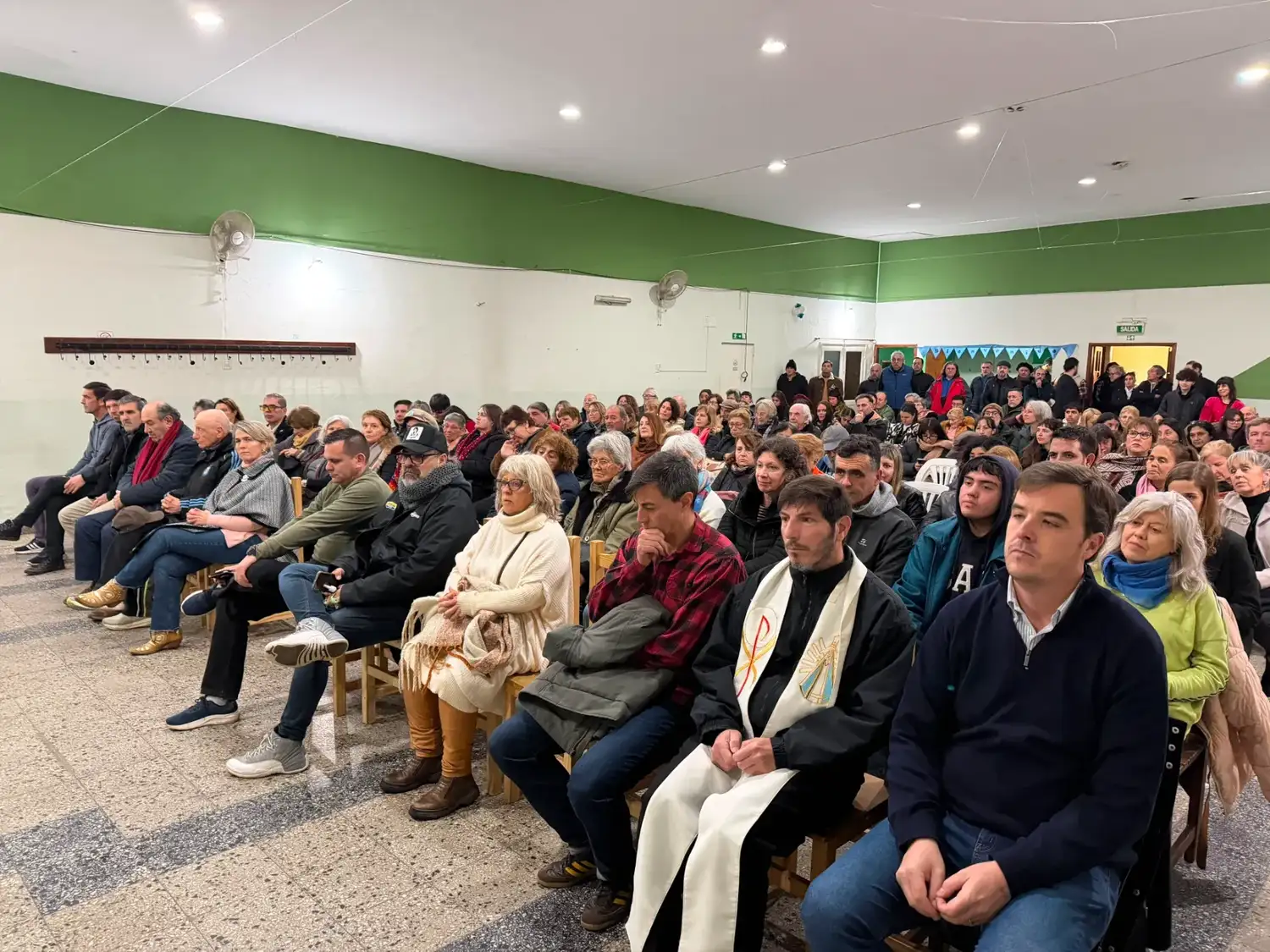 En la Sociedad de Fomento del Barrio Belgrano se desarrollaron los discursos centrales y un reconocimiento a mujeres militantes por su compromiso cotidiano con la comunidad y el peronismo local.