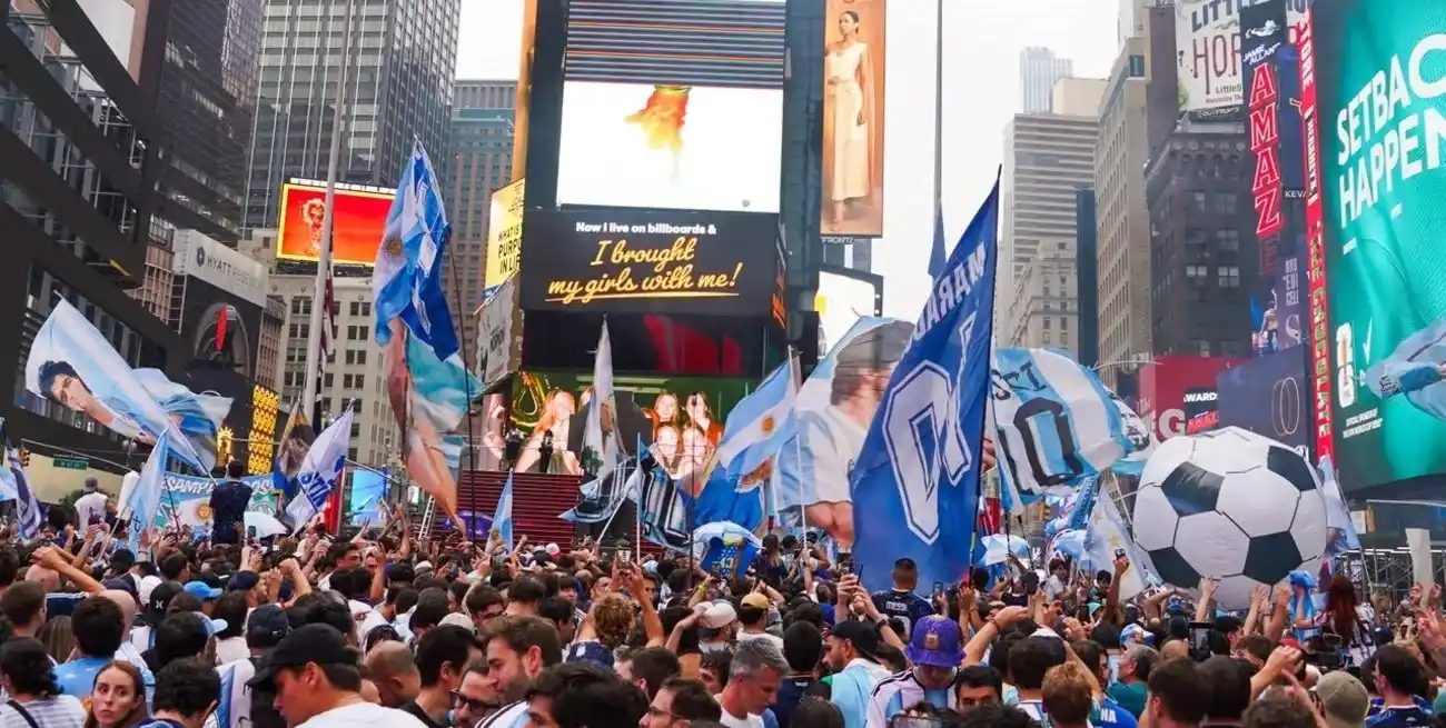 Miles de hinchas argentinos buscan alternativas para llegar a Nueva York.. Foto: Fernando Nicola.
