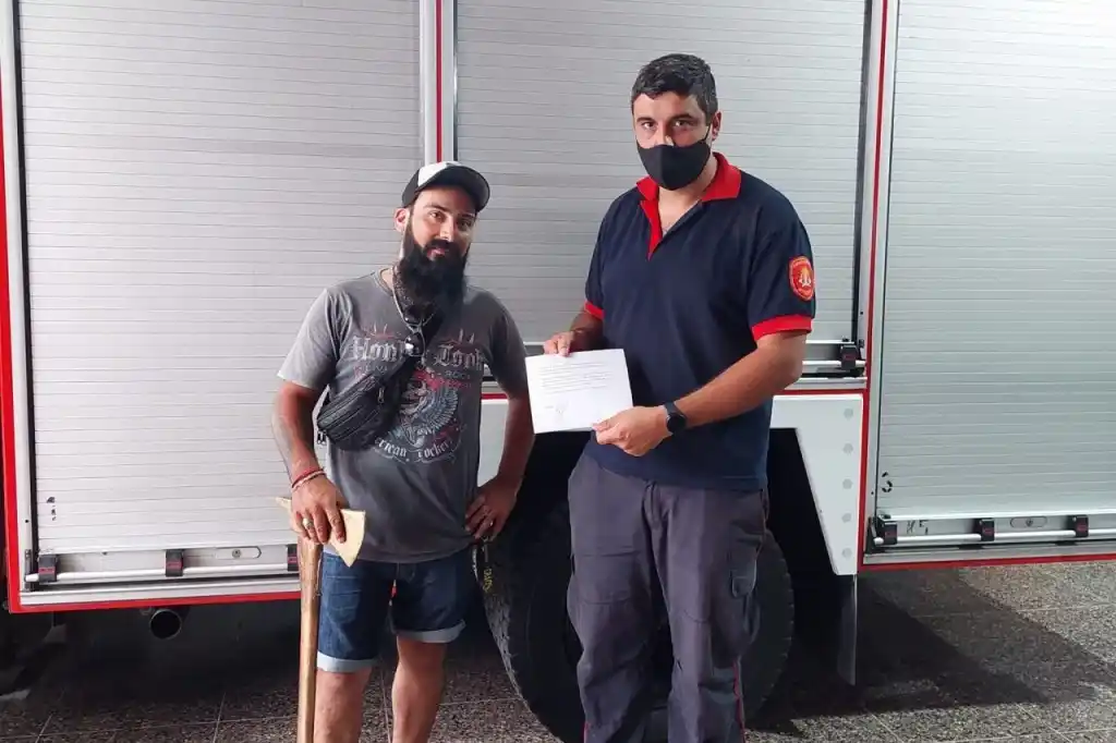 Berazategui: dañó un monumento de los Bomberos Voluntarios y volvió para disculparse