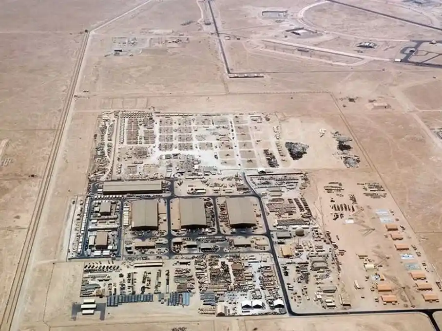 El emirato cerró su espacio aéreo y se escucharon explosiones en las inmediaciones.