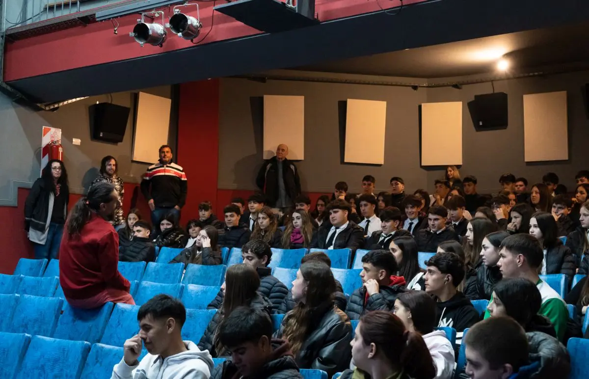 San Cayetano. Charla sobre seguridad vial en el Teatro Municipal