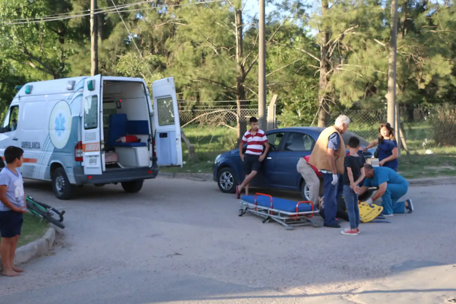 Una ciclista "sin frenos" chocó a un automovilista y fue al hospital