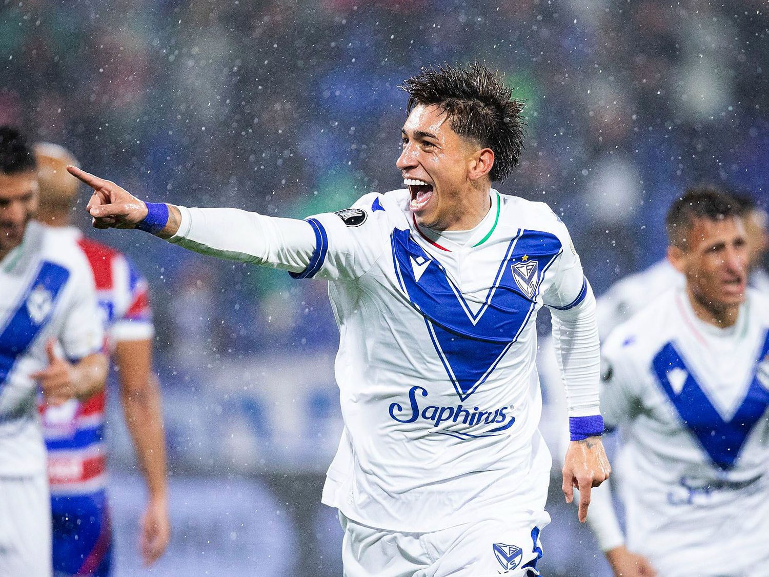 Vélez pasó de fase con autoridad ante Fortaleza