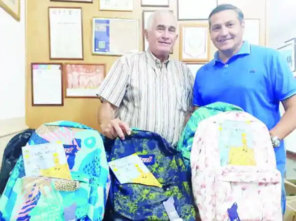 El Sindicato de Panaderos entregó  útiles, mochilas y guardapolvos