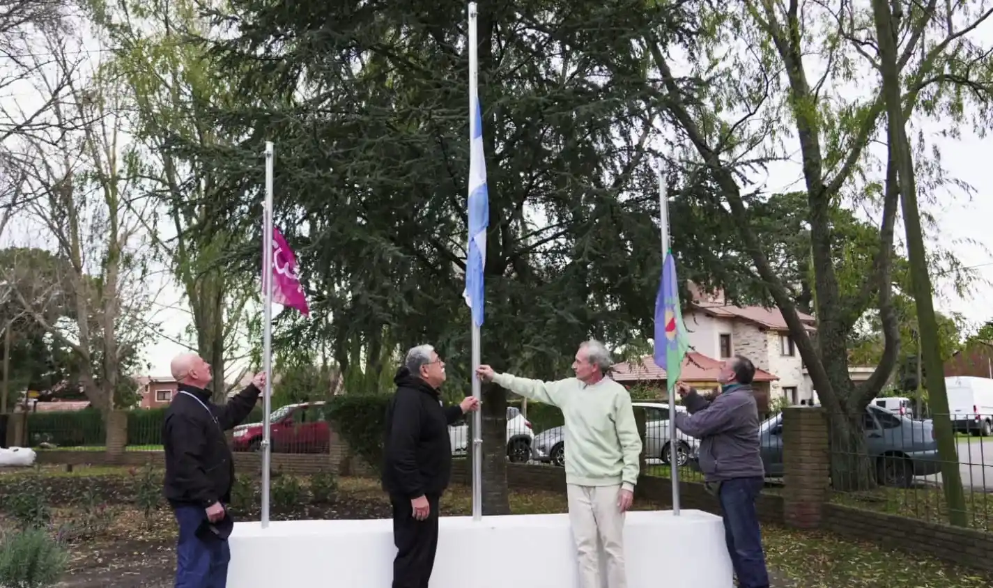Se inauguraron nuevos mástiles en Sierra de los Padres