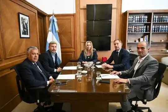 Del encuentro con gobernadores participaron también el ministro del Interior, Diego Santilli, y el subsecretario de Gestión Institucional, Eduardo Menem.