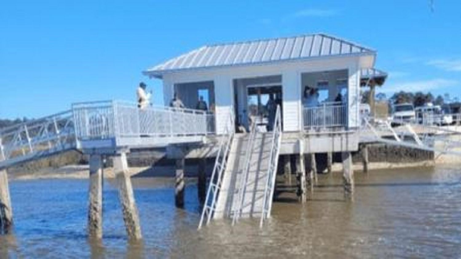 Al menos siete muertos al colapsar la pasarela de un muelle en EE. UU.