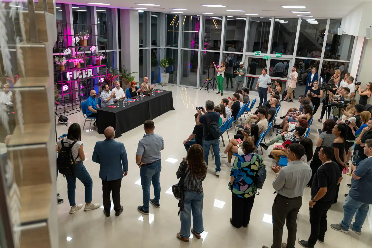 El gobernador anunció medidas para promover la realización de producciones audiovisuales