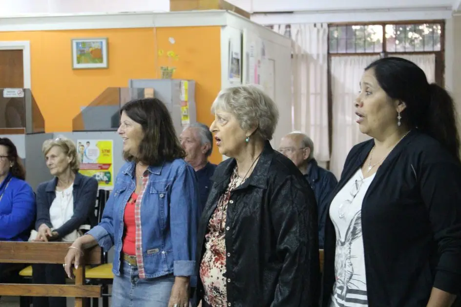 Clase abierta y ensayo coral