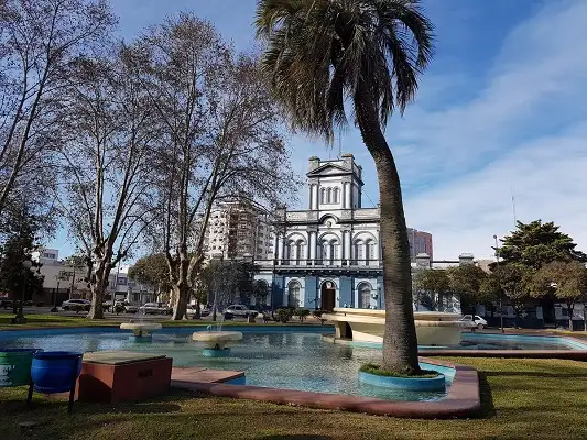 Le fallaron los frenos y terminó chocando en la plaza San Martín 