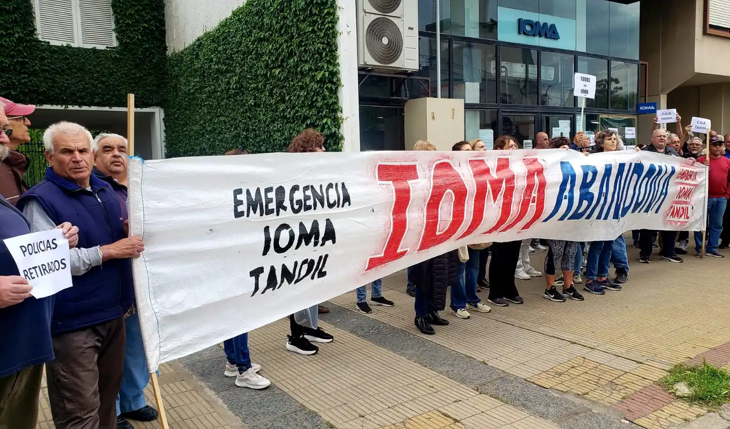 “IOMA abandona”, el mensaje de los afiliados que protestaron frente a las oficinas de la obra social.