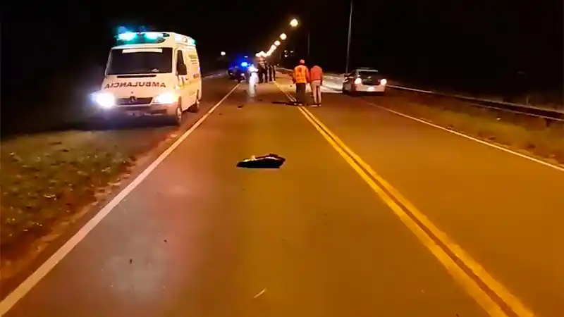 Video: Murieron dos jóvenes que iban en moto tras chocar con un caballo